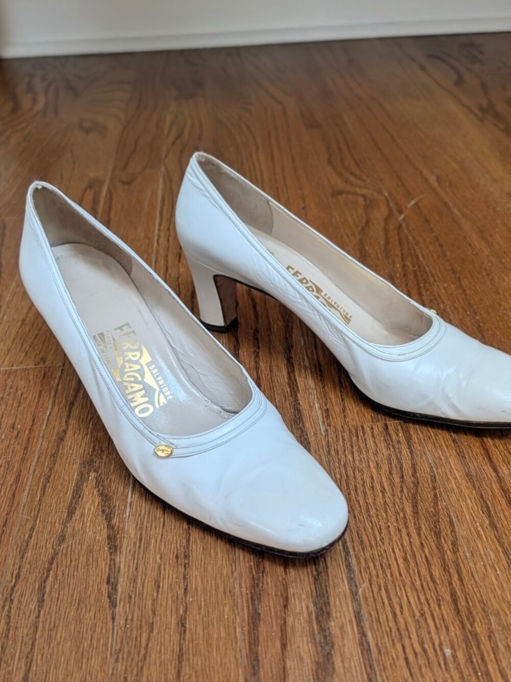Vintage Salvatore Ferragamo White Heels - Low Kitten Heel - Retro Office Pumps - Picture 10 of 16